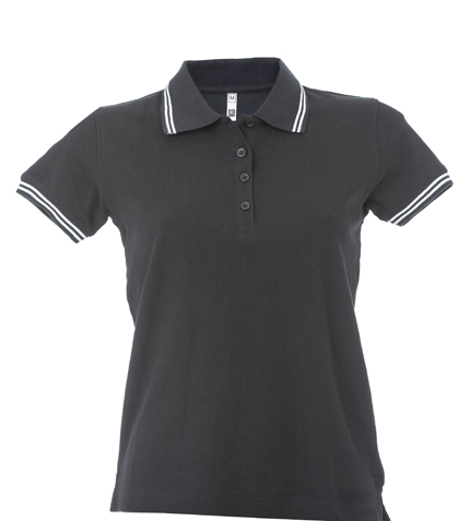 Paris Lady POLO-SHIRTS / JRC - JAMES ROSS COLLECTION Γυναικείο πόλο πικέ δίχρωμο Σχέδιο και Χαρακτηριστικά: Αυτή η γυναικεία πόλο μπλούζα διαθέτει κοντά μανίκια και πατιλέτα με 3 κουμπιά στον ίδιο τόνο, προσφέροντας κομψότητα και λειτουργικότητα. Η ριγέ διχρωμία στο γιακά και τα μανίκια προσθέτει μια μοντέρνα πινελιά, ενώ η φακαρόλα στο λαιμό εξασφαλίζει άνεση κατά την εφαρμογή. Εφαρμογή ως Επαγγελματική Ένδυση: Ιδανικό για επαγγελματίες σε περιβάλλοντα όπως η εστίαση ή το λιανικό εμπόριο, αυτή η μπλούζα είναι κατάλληλη για την καθημερινή εργασία, διατηρώντας ταυτόχρονα μια αίσθηση επαγγελματισμού. Υλικό και Άνεση: Κατασκευασμένη από πικέ 180g/m², 100% βαμβάκι πενιέ, η μπλούζα προσφέρει εξαιρετική άνεση και ανθεκτικότητα, ιδανική για καθημερινή χρήση. Δυνατότητα Προσαρμογής: Διαθέτει τη δυνατότητα προσαρμογής με εκτυπώσεις λογοτύπου ή μηνύματος του πελάτη, παρέχοντας μια ατομική αίσθηση στην επαγγελματική εμφάνιση. Διαθεσιμότητα σε Χρώματα: Διαθέσιμη σε διάφορους χρωματικούς συνδυασμούς για να καλύψει τις ανάγκες κάθε επαγγελματία.